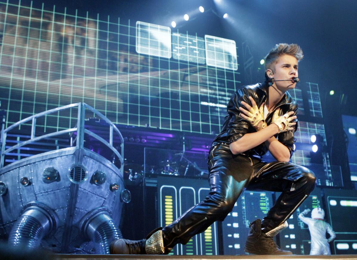 biebswinner's tweet photo. Justin, con tan solo 18 años, hizo esta gira llena de detalles, escenografías, luces y fuegos artificiales.

No podéis decir que Justin Bieber es famoso por ser "guapo", cuando hacía shows a este nivel. 😘 https://t.co/sgtPOmBFn2