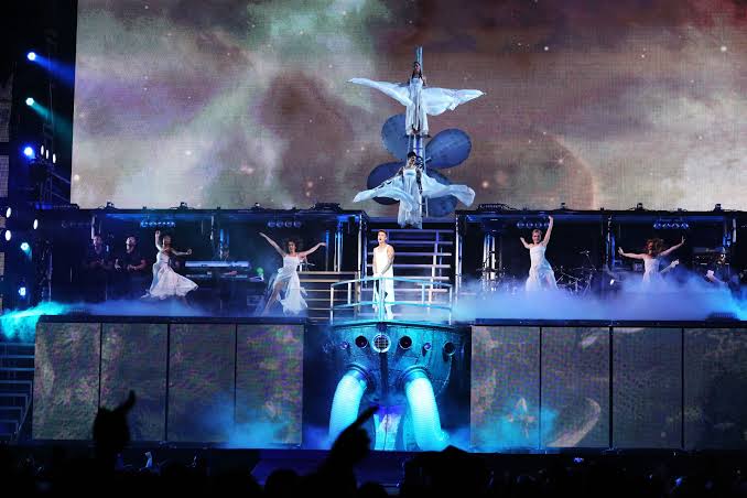 biebswinner's tweet photo. Justin, con tan solo 18 años, hizo esta gira llena de detalles, escenografías, luces y fuegos artificiales.

No podéis decir que Justin Bieber es famoso por ser "guapo", cuando hacía shows a este nivel. 😘 https://t.co/sgtPOmBFn2