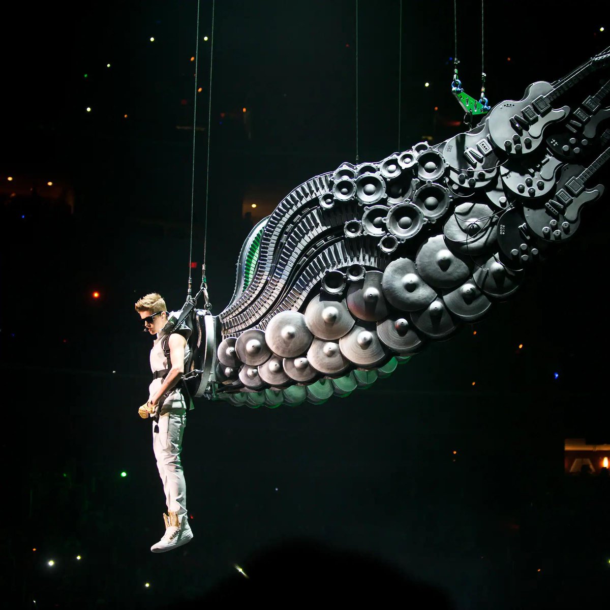 biebswinner's tweet photo. Justin, con tan solo 18 años, hizo esta gira llena de detalles, escenografías, luces y fuegos artificiales.

No podéis decir que Justin Bieber es famoso por ser "guapo", cuando hacía shows a este nivel. 😘 https://t.co/sgtPOmBFn2