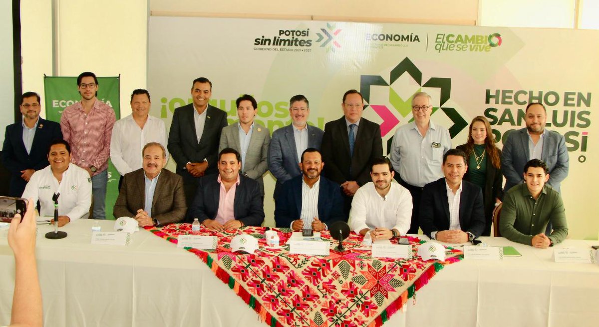 sedecoslp's tweet photo. 🔷 San Luis Potosí fortalece su identidad productiva y la proyecta al mundo 🌎
Nuestro titular, Jesús Salvador González Martínez, presidió la presentación de la marca “Hecho en San Luis Potosí, México” #DesarrolloEconómico #RicardoGallardo
@RGC_Mx https://t.co/ra2wmaNMKu