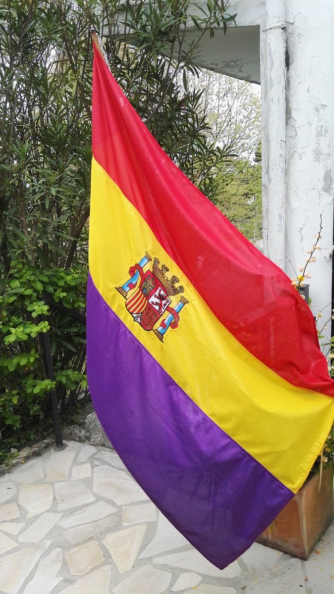 Hace 95 años, la alegría del #14deAbril La #República de los maestros y maestras, del voto femenino y de las Sinsombrero,de los poetas y filósofas,de La Barraca y el reconocimiento de la España plural,la de la libertad y la esperanza.Tantos nombres de mujeres y hombres ilustres…