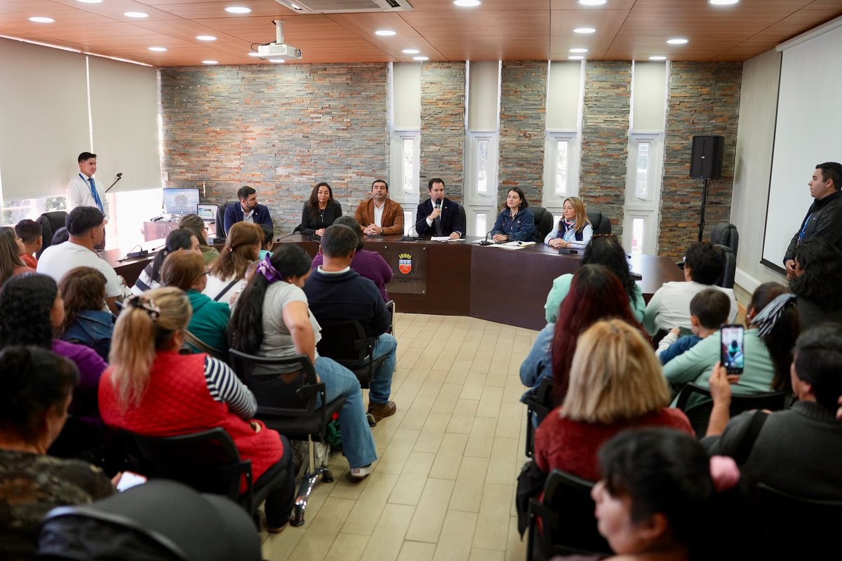 DPRNuble's tweet photo. 1️⃣6️⃣0️⃣ familias de Pinto cumplirán el sueño de la casa propia 🏘

Se entregó la resolución a las familias del comité Luz de Esperanza, que permitirá concretar en el proyecto de 160 departamentos, con áreas verdes, espacios comunitarios, juegos infantiles y equipamiento deportivo https://t.co/6yqWXz4K5m