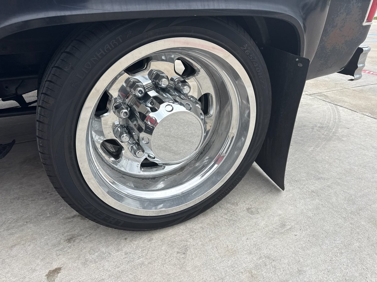 jkmwheels's tweet photo. Customer Spotlight 👀
1986 GMC 3500
22x8.25 Tuck Kenworth 7 Slots Polished 
Direct-Bolt Phantom 10 Lug
NO Adapters Needed 
Tires 265/40-22 30.3” Tall

Thank you Javier truck looks awesome!

#gmcdually #duallywheels #wheelsandtires https://t.co/gKbiF0WsiU