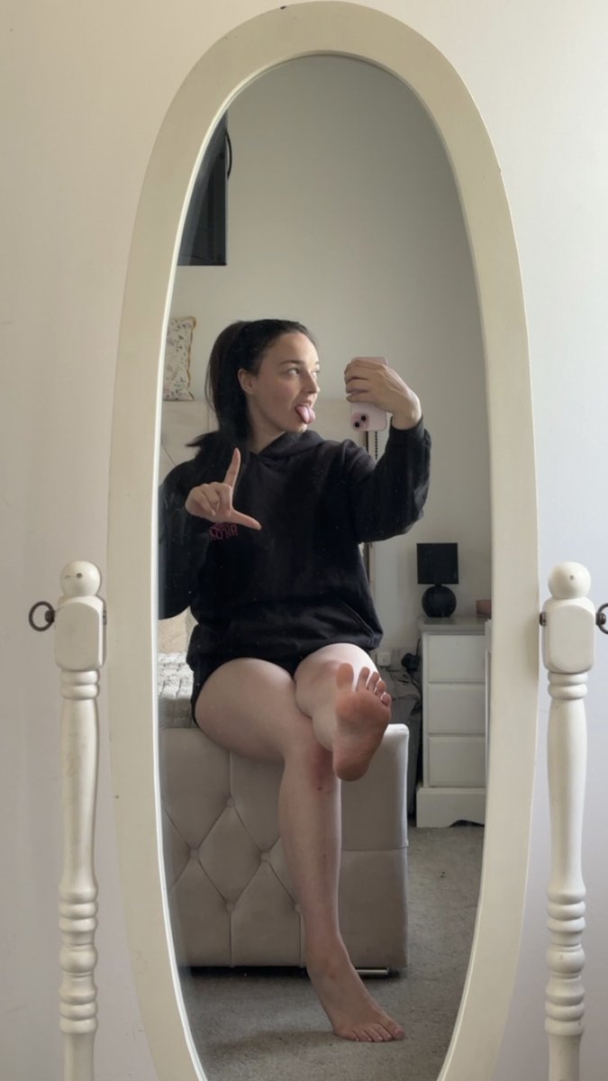 GoddessMollXo's tweet photo. Just to trigger my foot freaks😝 https://t.co/ryRntzjJZK