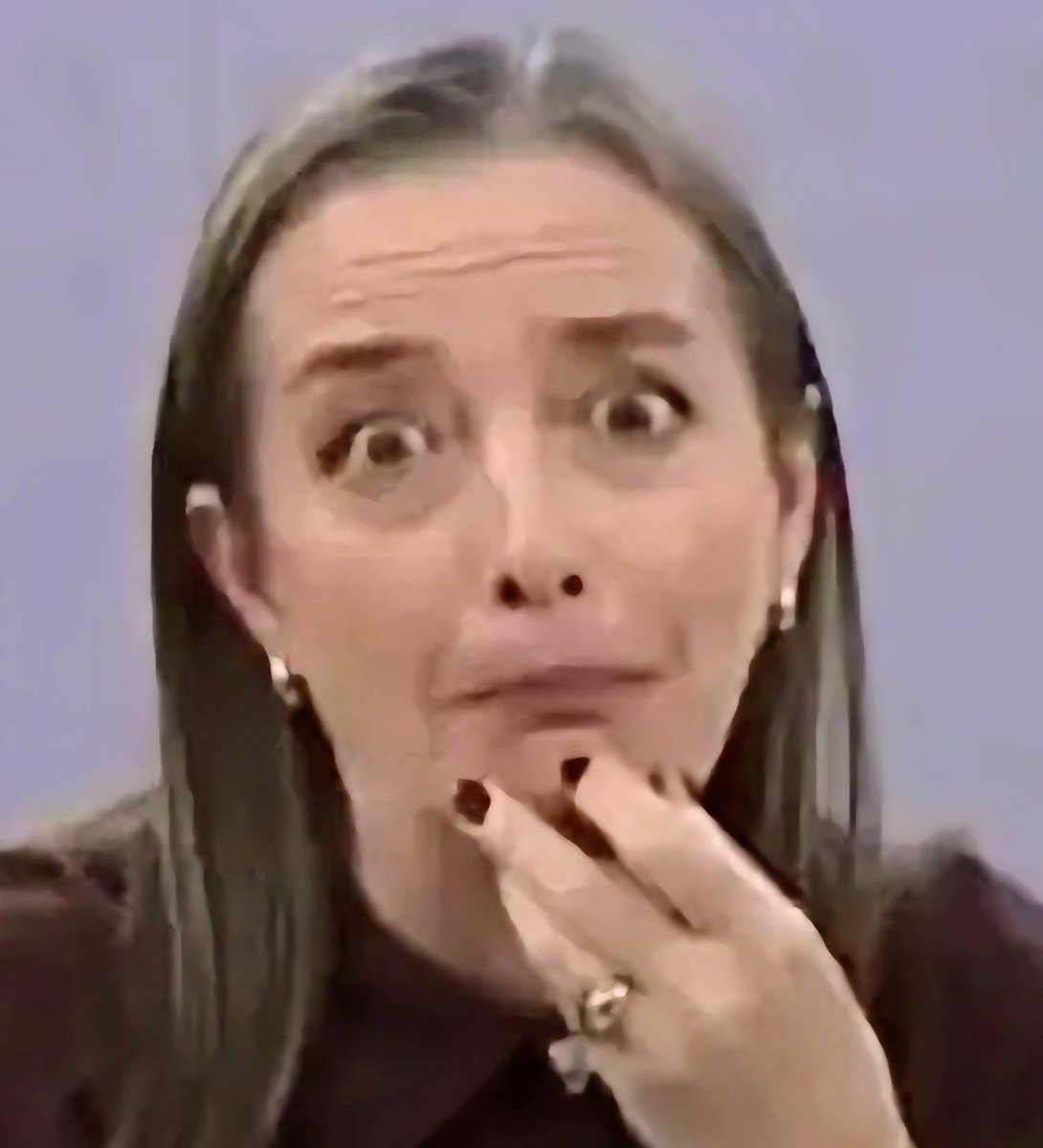 Vulgarcito15's tweet photo. ¿Me van a decir que nadie cachaba que Consuelo Saavedra es Pinochetista declarada?. Hueon, está casada con el culiao que cobraba $25 millones por almorzar con los sinvergüenzas del caso PENTA. El burgués pro golpe de Andrés Velasco. ✌️✌️✌️ https://t.co/PApfqX0aKw