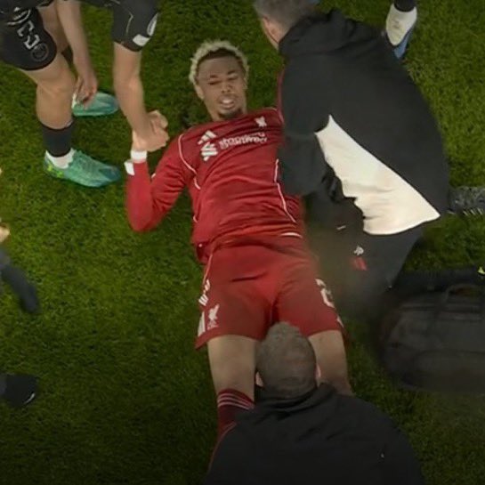 🚨 GROS COUP DUR

HUGO EKITIKE est sorti sur civière ce soir après une blessure face au PSG 🤕

À deux mois de la COUPE DU MONDE..