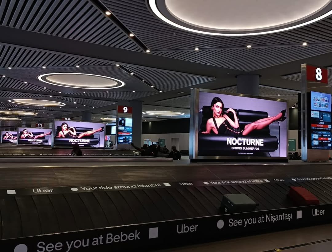 portalhandebr's tweet image. Ai que vontade de visitar Istambul! ✈️

Hande Erçel para a Nocturne em fotos promocionais espalhadas pelo aeroporto de Istambul. 

#HandeErçel