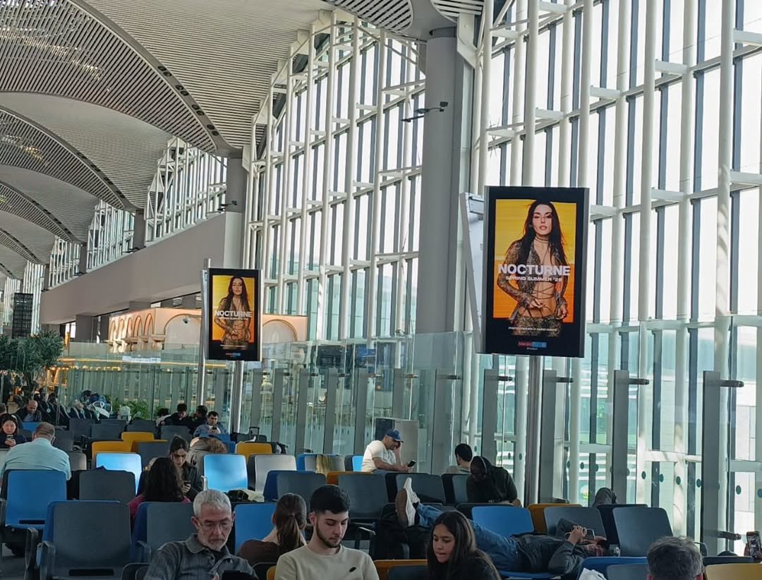 portalhandebr's tweet image. Ai que vontade de visitar Istambul! ✈️

Hande Erçel para a Nocturne em fotos promocionais espalhadas pelo aeroporto de Istambul. 

#HandeErçel
