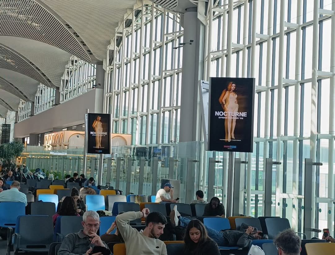 portalhandebr's tweet image. Ai que vontade de visitar Istambul! ✈️

Hande Erçel para a Nocturne em fotos promocionais espalhadas pelo aeroporto de Istambul. 

#HandeErçel
