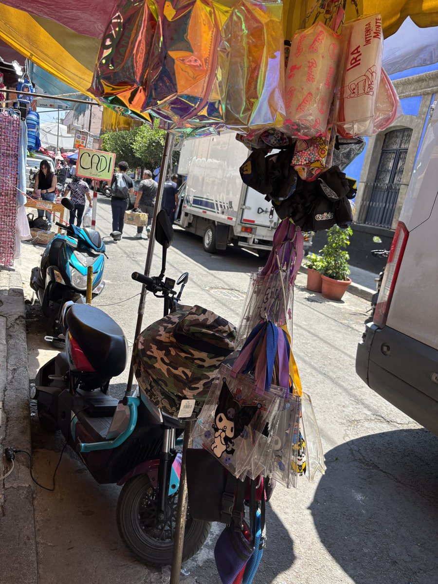 Así la agencia de Mercado libre en sentido contrario, obstruyendo el paso porque pueden y quieren <a href="/ach_CDMX/">Autoridad del Centro Histórico</a> calle Leona Vicario