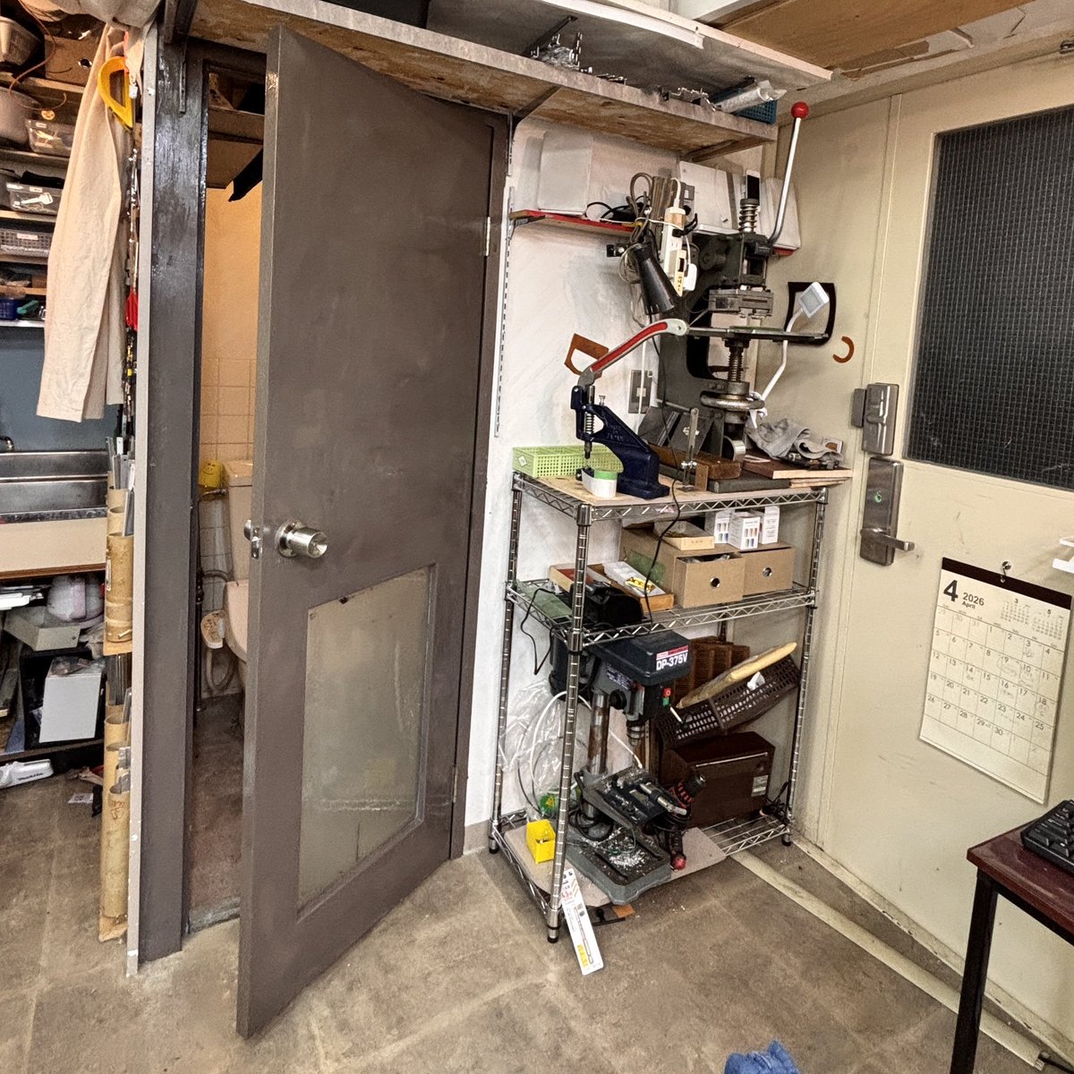 japlish3's tweet photo. 深夜12時15分のDIY🔨
アトリエのドアの向きを右開きから左開きに変えて、グレー塗装も完了です。
3年前に移転以来ずっと気になっていた水色のドアともこれでオサラバ👋
BGMは #Weezer の White album🎵

＃こんな時間にDIY
#トイレDIY
#塗装 https://t.co/YIQtJ3Ktlj