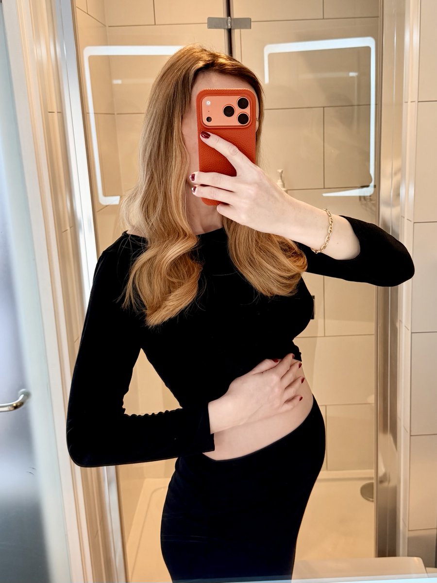 Pregnant Lilly, London tweet media