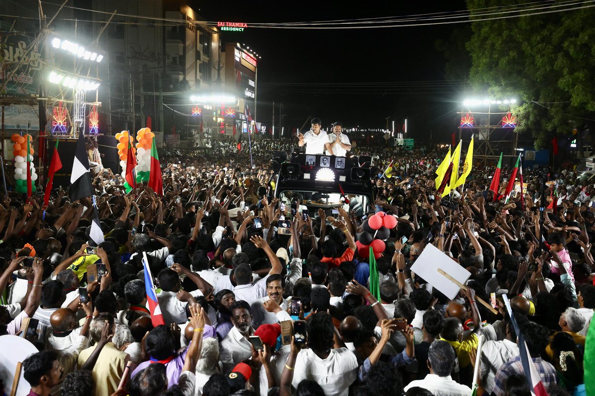 Udhaystalin's tweet photo. நெல்லை மாவட்டம், அம்பாசமுத்திரம் சட்டமன்றத் தொகுதியில் மதச்சார்பற்ற முற்போக்குக் கூட்டணி சார்பில் போட்டியிடும் சகோதரர் வி. பி.துரை அவர்களுக்கு கை சின்னத்தில் வாக்குகள் சேகரித்தோம். 

மாநிலங்களை, மாநகராட்சிகள் போல் மாற்றத் துடிக்கும் ஒன்றிய பா.ஜ.க.வை ஓரணியில் திரண்டு எதிர்க்க வேண்டியதன் அவசியத்தை வலியுறுத்தி பரப்புரை செய்தோம். 

மக்களையும் மாநிலங்களையும் காக்கும், ஜனநாயகப் போரில் #வெல்வோம்_ஒன்றாக!

#DMK4TN #VoteForDMK  #ஸ்டாலின்_தொடரட்டும்‌ #தமிழ்நாடு_வெல்லட்டும்