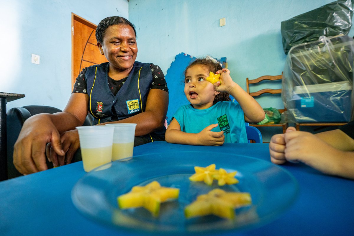 UNAS_Heliopolis's tweet photo. Crianças do CEI Girassol viveram um dia especial ao visitar a casa de Dona Lica e Seu Beto, moradores de Heliópolis há mais de 40 anos. No quintal da família, onde é cultivado com carinho um lindo pé de carambola, onde a criançada pôde colher a fruta direto da árvore. https://t.co/sFrZl6IUUE
