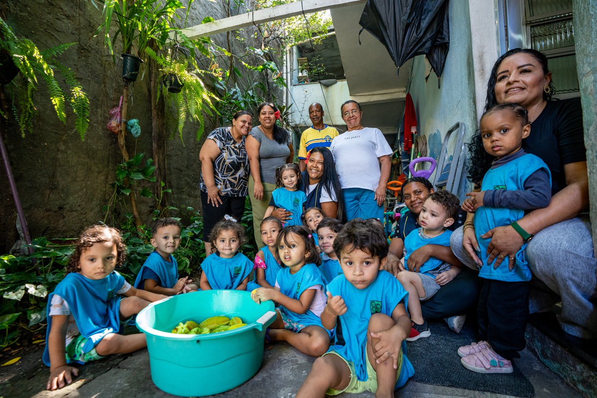 UNAS_Heliopolis's tweet photo. Crianças do CEI Girassol viveram um dia especial ao visitar a casa de Dona Lica e Seu Beto, moradores de Heliópolis há mais de 40 anos. No quintal da família, onde é cultivado com carinho um lindo pé de carambola, onde a criançada pôde colher a fruta direto da árvore. https://t.co/sFrZl6IUUE