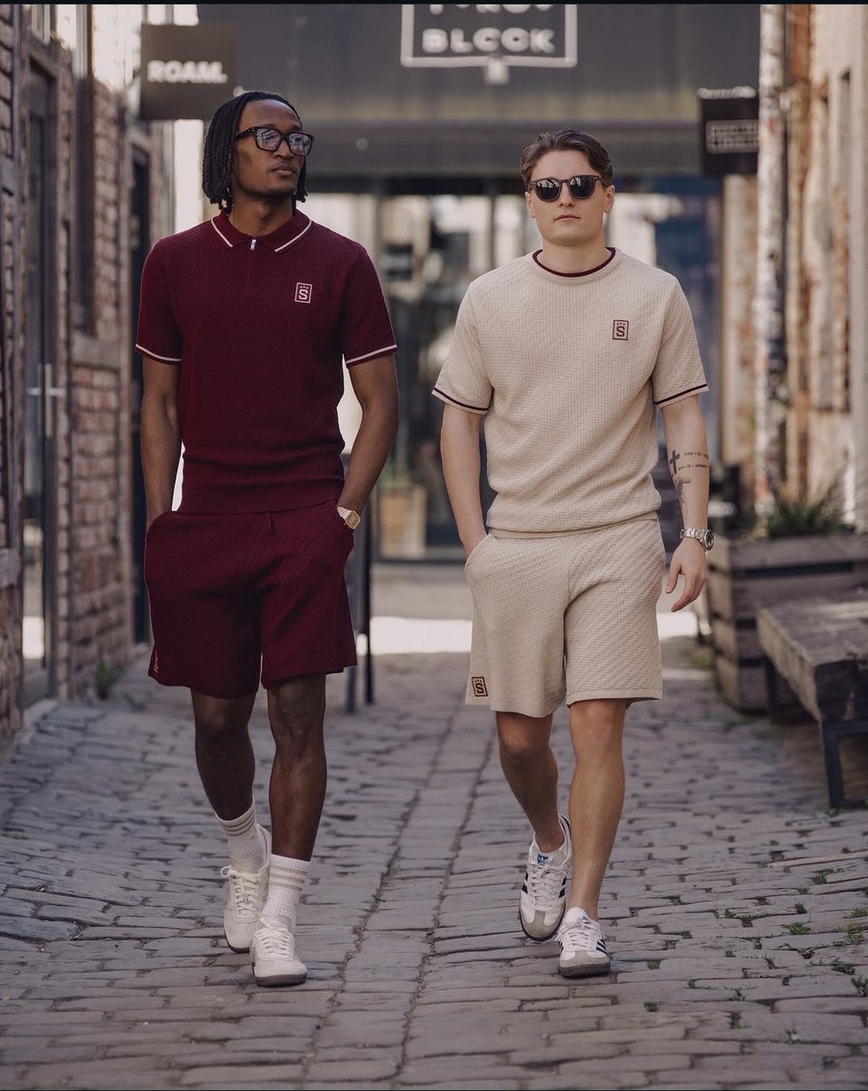 Je to pěkný, ale všechno je z akrylu. Takže si to koupí jenom někdo kdo chce smrdět. Na léto super, do tramvaje ideál 🤙🏼 <a href="/ACSparta_CZ/">AC Sparta Praha</a>