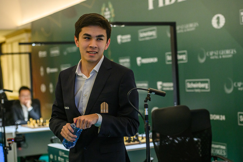 chesscom_fr's tweet image. SINDAROV 🔥 OFFICIALISE SON SACRE AUX CANDIDATS 🏆 1 RONDE AVANT LA FIN !! 👏

Toujours aussi bien préparé, le prodige ouzbek a neutralisé Giri sans sourciller avec les noirs pour se hisser à 9.5/13 dans un tournoi de tous les records ! 🤩