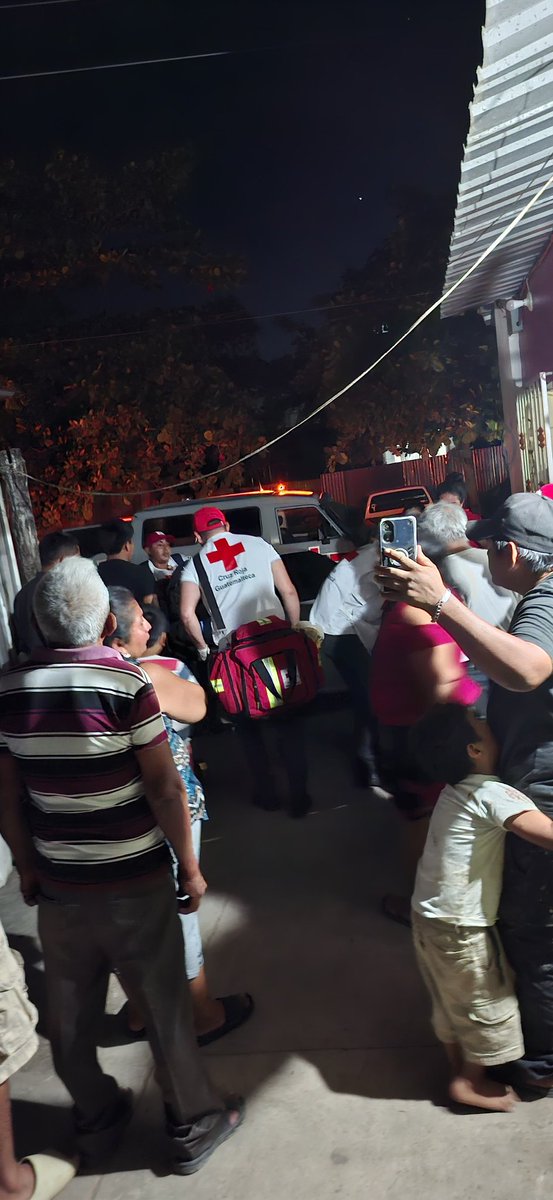 CruzRojaGT_'s tweet photo. 🚨 Anoche | Adulto mayor sufre complicaciones de salud en la vía pública en 3ra. Lotificación de Santa Elena, Flores, Petén; #CruzRojaGT lo estabiliza y traslada a Hospital Regional.

No Podemos Parar, Afuera Nos Necesitan https://t.co/Qaj6bP52CT