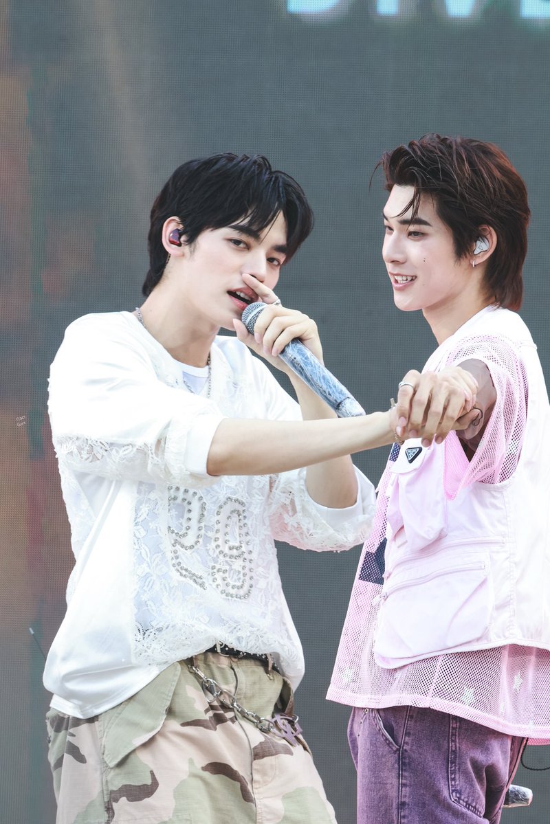 | ̶G̶R̶A̶V̶I̶T̶Y̶ ̶ | tweet media