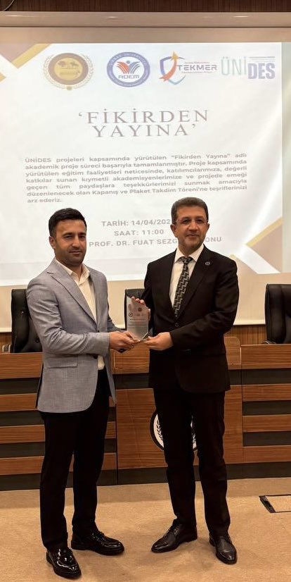 VeliTATAR19's tweet photo. ÜNİDES projelerinden “Fikirden Yayına” projesi kapsamında bize plaket vererek onurlandıran saygıdeğer Rektörümüz Prof. Dr. Abdurrahim ALKIŞ hocama ve Akademik Düşünce Eğitim ve Medeniyet Topluluğu Yönetim Kuruluna teşekkür ederim. https://t.co/cok4rP4dgR
