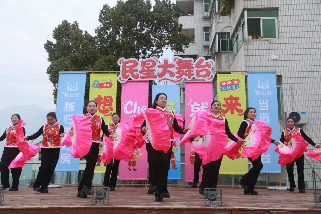 Bossnier's tweet image. Tonight’s show was chef’s kiss! Danced, laughed, and left with heart full of sparkles. Who’s joining the next one  #LivePerformance #UnforgettableVibes