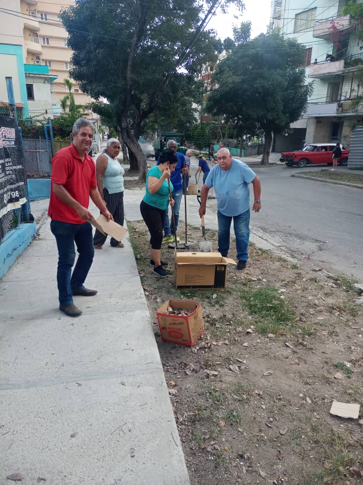 Los colectivos de trabajadores del <a href="/GAzcuba/">Grupo Azucarero AZCUBA🇨🇺</a> en jornada de trabajo voluntario desde su comunidad y entorno familiar. #UnidosXCuba