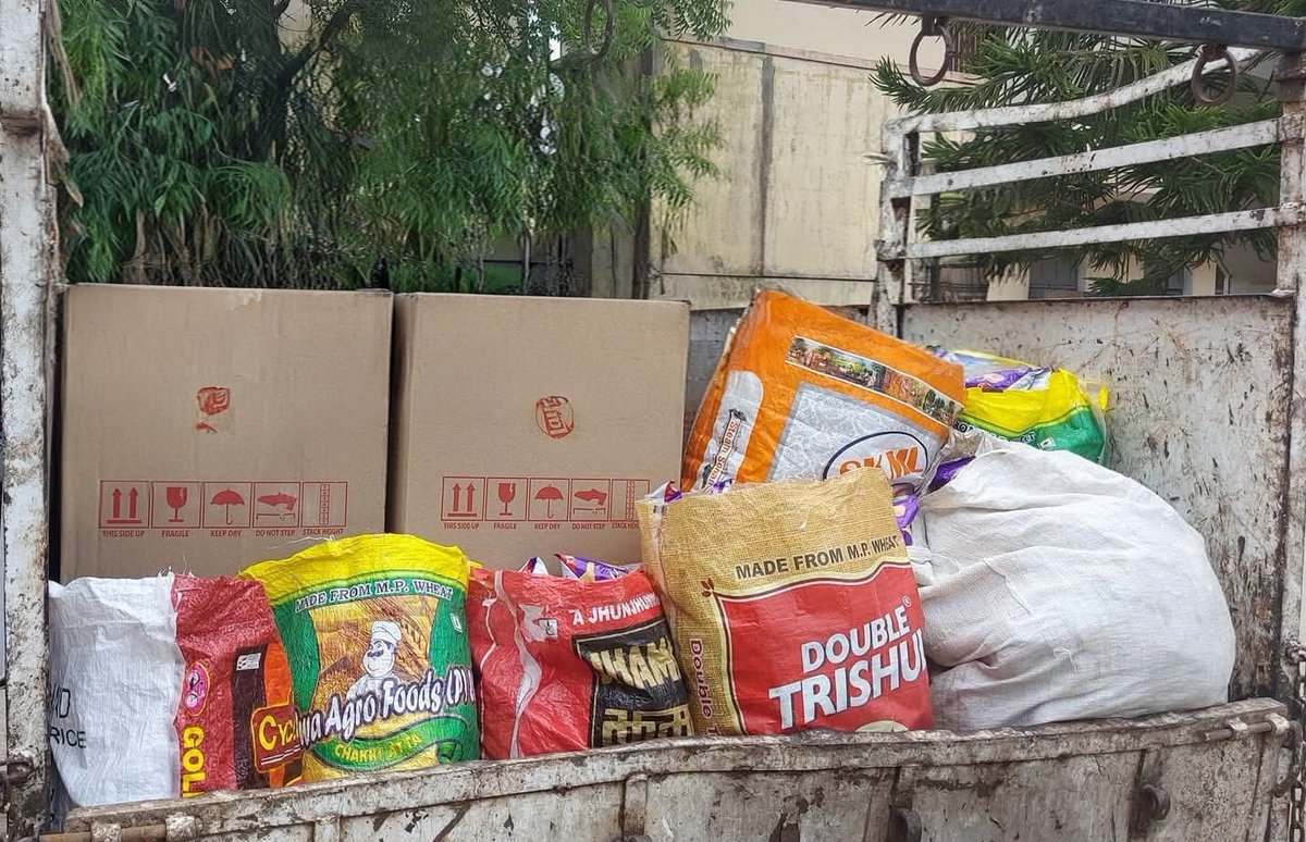 Humanityorg1's tweet photo. #अक्षयपात्र विंग-Food Collection &amp; Distribution 

कुल 140 किलो अनाज उपलब्ध कराया गया साथ ही किराना दैनिक सामग्री भी उपलब्ध कराई गई जिसे Mokshada Jain जी,Shivansh जी,Farhat Rizvi जी,Saurabh Samaiya जी,Saurabh Namdeo जी,Naman Bajaj जी द्वारा उपलब्ध कराया गया 🙏 https://t.co/szLHN3pf3K