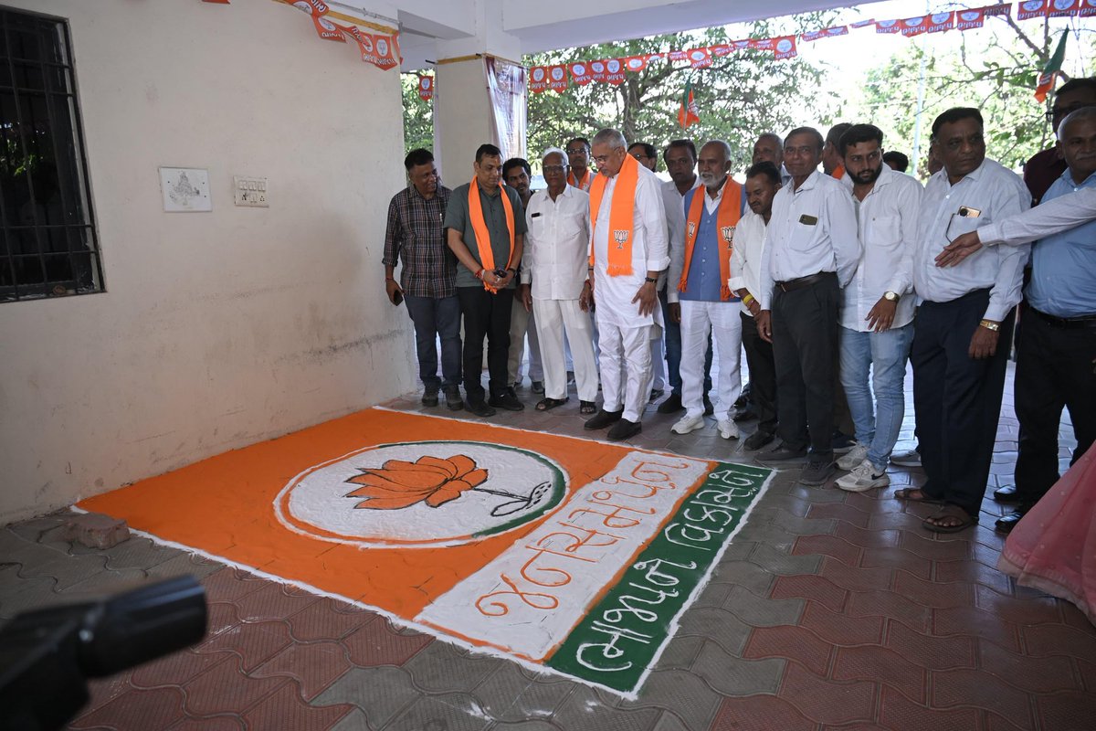 આજે જામનગર ખાતે જિલ્લાના સામાજિક આગેવાનો સાથે મુલાકાત કરી સ્નેહસભર સંવાદ કર્યો.

આ તકે કેન્દ્ર અને રાજ્ય સરકારના અભૂતપૂર્વ નિર્ણયો અને લોકકલ્યાણકારી યોજનાઓ વિશે ચર્ચા કરી.