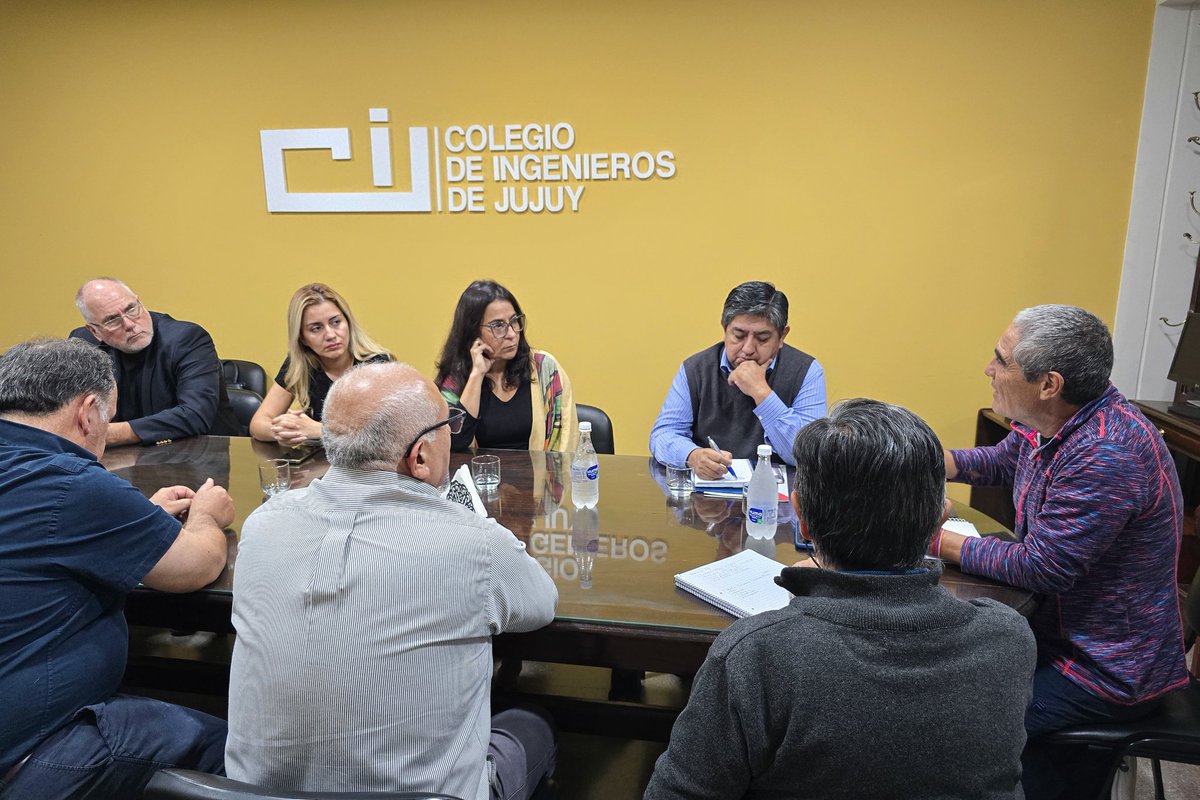 CarolinaMoises's tweet photo. Ingeniería jujeña al Congreso: construyendo el desarrollo que necesita nuestra provincia.

Estuve en el Colegio de Ingenieros de la provincia con su presidente, Sergio Guillermo Aramayo, junto a su equipo.

💬 Fue una muy buena reunión para escuchar, intercambiar ideas y empezar a trabajar en una agenda común. 

¿En qué estamos trabajando?
1️⃣ Inviolabilidad de la Propiedad Privada: Analizamos este debate nacional con el aporte técnico necesario para que cualquier cambio legislativo respete la realidad local.

2️⃣ Seguridad Eléctrica: Reactivamos este proyecto vital. El 30% de los incendios en Jujuy tienen origen eléctrico; necesitamos marcos legales que protejan la vida de nuestras familias y regulen las instalaciones.

3️⃣ Puente al Congreso: Vamos a convocar a los ingenieros jujeños para que expongan en las comisiones nacionales. 

El conocimiento de Jujuy debe ser protagonista de las leyes del país.
Frente al recorte en inversión pública, nuestra respuesta es más trabajo, más seriedad y más diálogo con quienes saben.