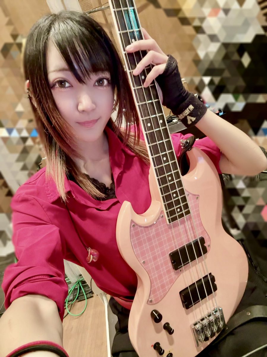 Rimi_nsmt's tweet image. 帰国して間もないですが、早速ポピリハへ🌸

でも今日はとある理由からギター背負って歩いてました。
ベースで慣れてるからめっちゃ軽く感じた。

4/25はアライブ 2nd LIVE
5/3はポピロゼ

ライブたくさんで嬉しい🥰

がんばるぞー！