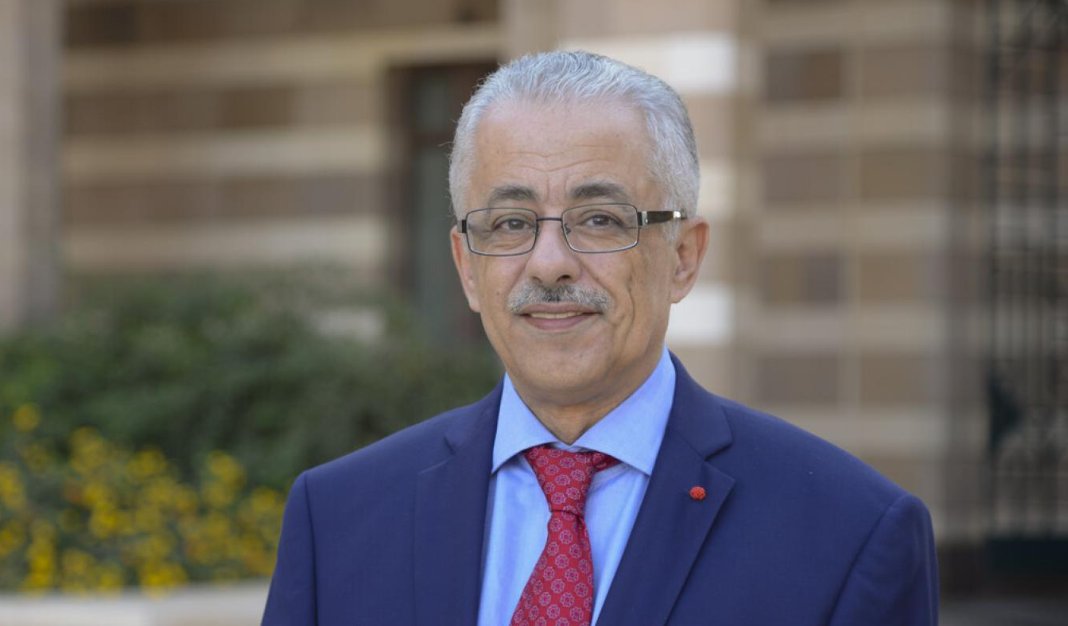 انا هفضل مقتنع ان نظام الثانوية العامة الجديد ده افجر نظام ثانوية عامة، خلى الطالب لو معاه المعلومة ممكن يعدي المُدرس 

تلتربع ضغط الحفظ اختفى، الناس بدأت تقتنع ان المدرسين بيبيعوا الوهم والناس هتبدأ تعتمد ع نفسها

كل الإحترام لطارق شوقي اللي بدأ ده كله بفكرة كانت مجنونة للناس