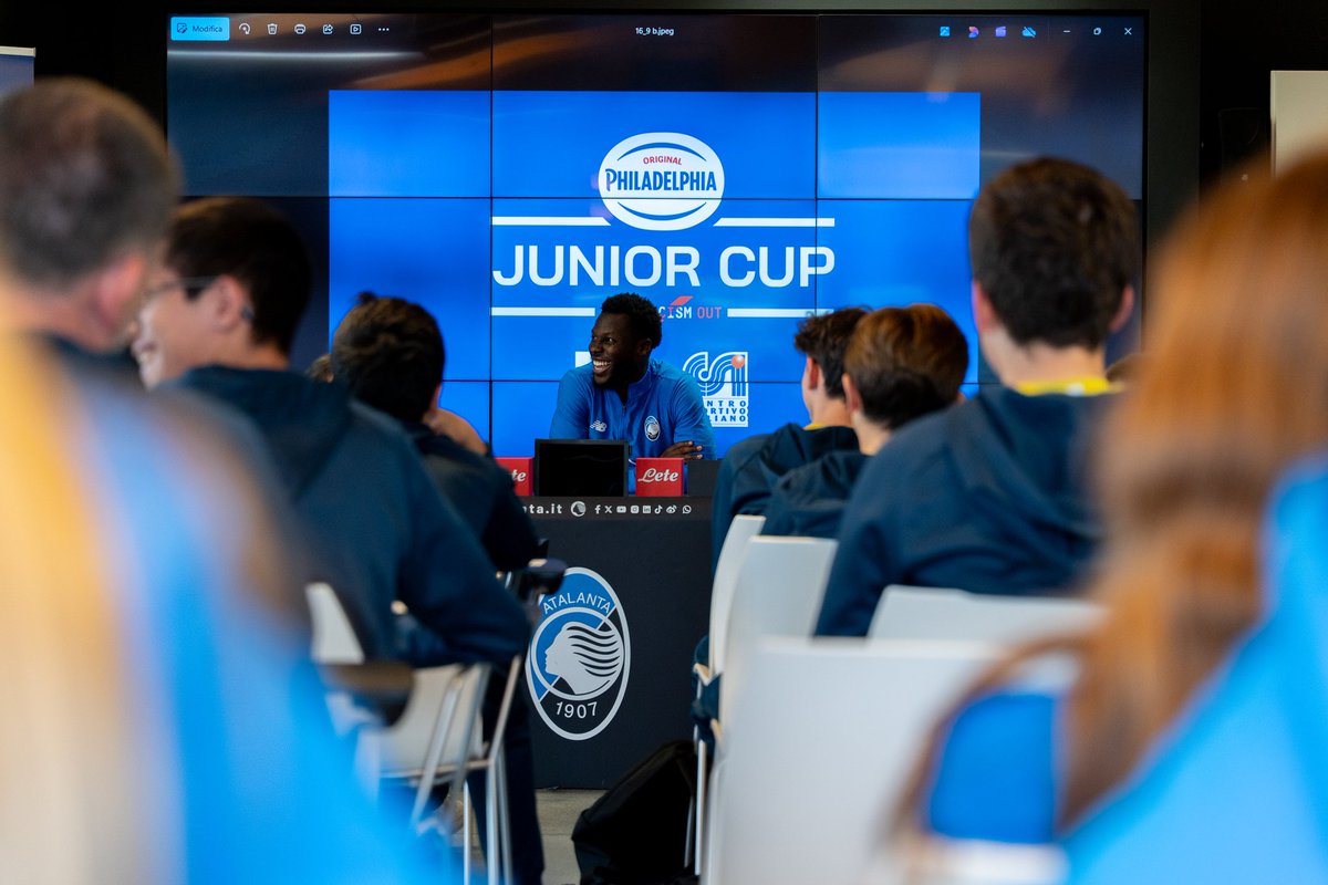 CSInazionale's tweet photo. A casa dell’@Atalanta_BC Yunus Musah ha raccontato come lo sport sia un motore di coesione sociale, in grado di favorire la diffusione di valori e creare legami tra compagni di squadra e non solo 🖤💙
#PhiladelphiaJuniorCup | #KeepRacismOut | #IlCalcioèAmicizia https://t.co/bTy4vJZlwU