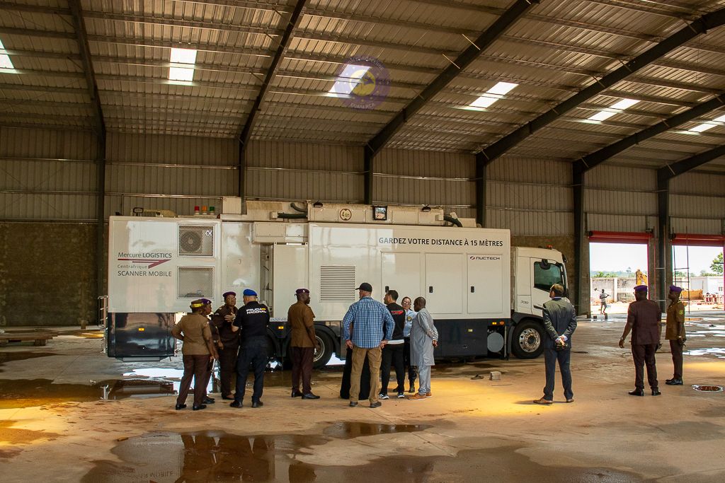 EUAM_RCA's tweet photo. Head of Mission visit to PK26: EUAM RCA strengthens security, revenue collection & anti-corruption on Corridor 6, linking Douala (Cameroon) to Bangui and beyond.
Technical support to Customs: safer flows, protected public revenue.
#EUAMRCA #Corridor6 https://t.co/WYSACLQDUv