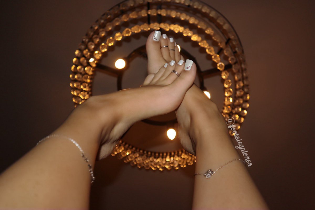 footsiegalore's tweet photo. White chrome and diamonds throwback 💎✨ new pedicure only on my ohh eff 💋 https://t.co/YMkqGTnBhm