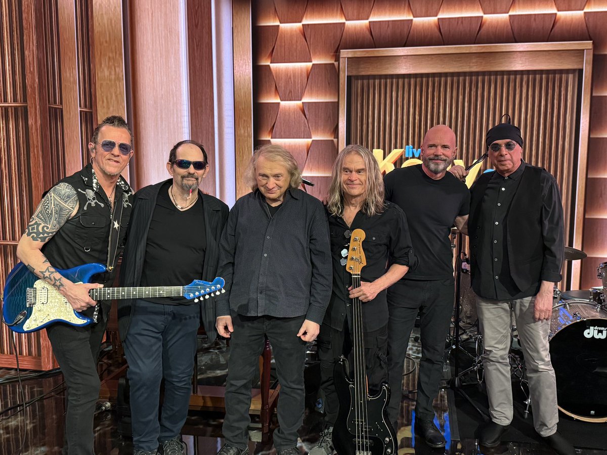 FretlessMonster's tweet image. After performance photo with @GrammLou and the All Stars on the Kelly &amp;amp; Mark show. You can still see it on the West Coast on ABC. We play around 9:45am. #fretlessmonster #tonyfranklin #nyc