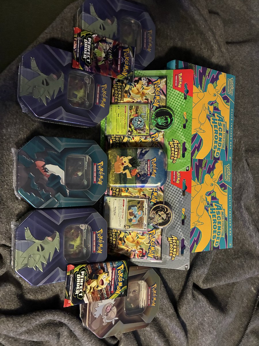 Jawn2Much's tweet photo. @nomato69 @JohnnyCrambo Found two AH etbs at Walgreens for retail last week .. stopped at every one since, but the luck has since run out

(Mini tin, perfect order, and the promo packs were acquired elsewhere.. check your Walgreens and cvs if you have any nearby) https://t.co/zhJvv8ErPv