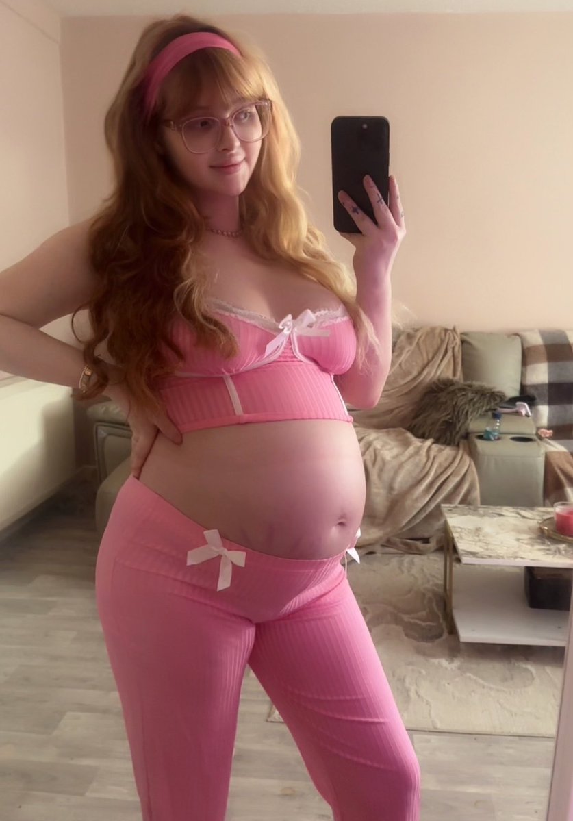 AngelBratzbabyx's tweet image. Another new pyjama set 💕 I’d buy a bigger size but I know I won’t be in it for long 😅 #pregnancy #pregnant
