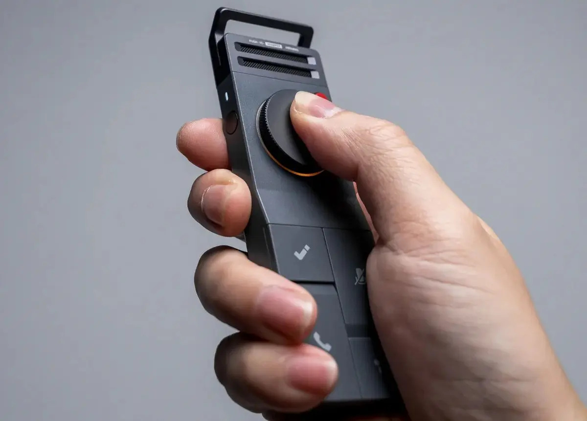 cultofmac's tweet image. This new AI voice recorder captures both sides of a phone conversation even when you wear your AirPods:
cultofmac.com/news/hidock-p1…
#iPhone