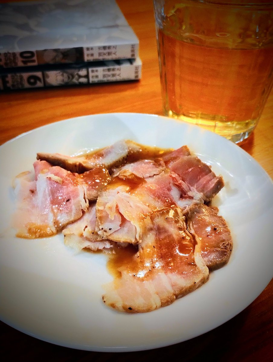 sakitty436's tweet photo. 低温調理でローストポーク。家だから安全に80度２時間でも充分生食感。昨日作って今日のアテですが、食べる前に7割なくなってた涙。食べた家族が満足できたなら吉。
#ローストポーク　#低温調理 https://t.co/dEjL9m7qaU