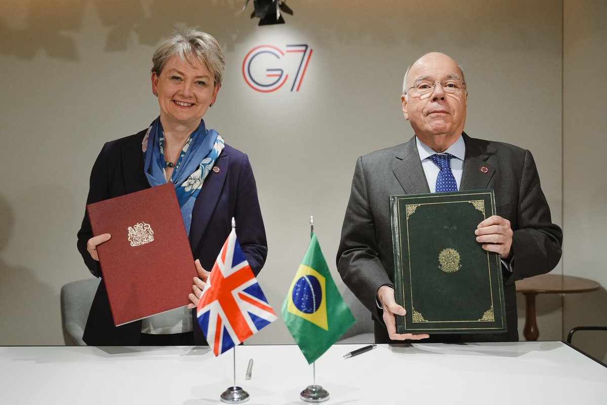 SA_Defensa's tweet image. 📍Vaux-de-Cernay, #France (🇫🇷)

Brazil's (🇧🇷) Foreign Minister Mauro Vieira &amp;amp; the UK (🇬🇧) Foreign Secretary Yvette Cooper signed the UK-Brazil Strategic Partnership on March 26th.

The partnership includes enhanced security and defense agreements between both nations.