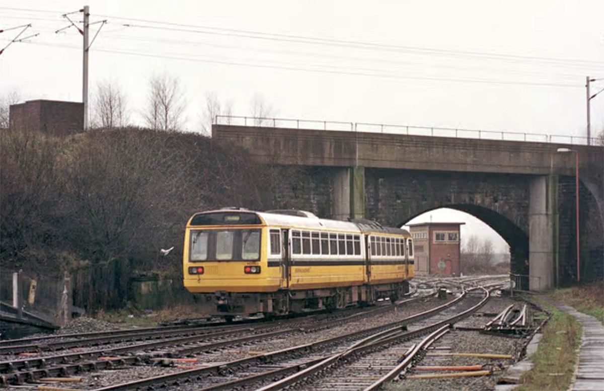 NowtbutaLad's tweet image. A 'Pacer' DMU leaves #Wigan Wallgate station passing under the West Coast Main Line as it heads to Southport, 1999. @railnigel #Railways #Lancashire