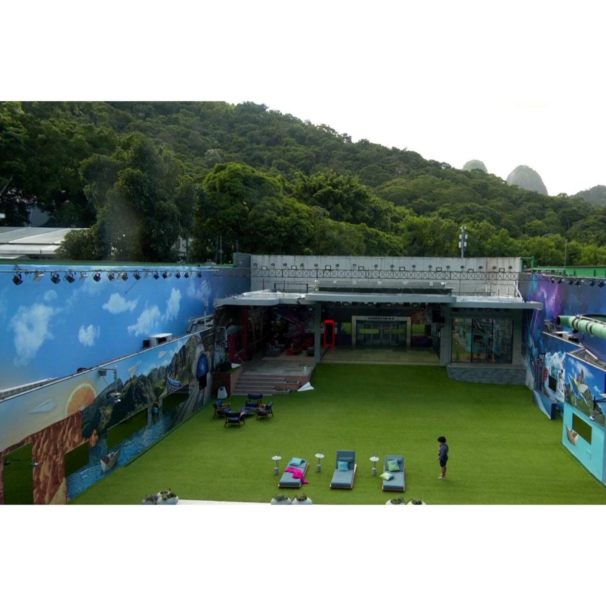 choquei's tweet photo. 🚨AGORA: Foto rara mostra o estúdio do #bbb26 visto de cima. https://t.co/FXfiTtyihr