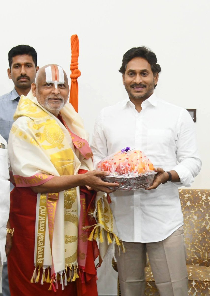 rajakeryam's tweet photo. శ్రీమన్నారాయణ యజ్ఞ్యానికి ఆహ్వానించిన జీయర్ స్వామీజీ .
స్వయం ప్రకటిత హిందూ ధర్మ పరిరక్షకులుగా  ప్రకటించుకున్న వాళ్లకి ఇలాంటి ఆహ్వానాలు అందినట్టు మనం చూడలేదు ..
మళ్లీ ఈ స్వామీజీలకు ఏమి అంట కట్టకండి స్వామీజీలు వేరు జీయర్లు వేరు .. https://t.co/iXTi1np0LU