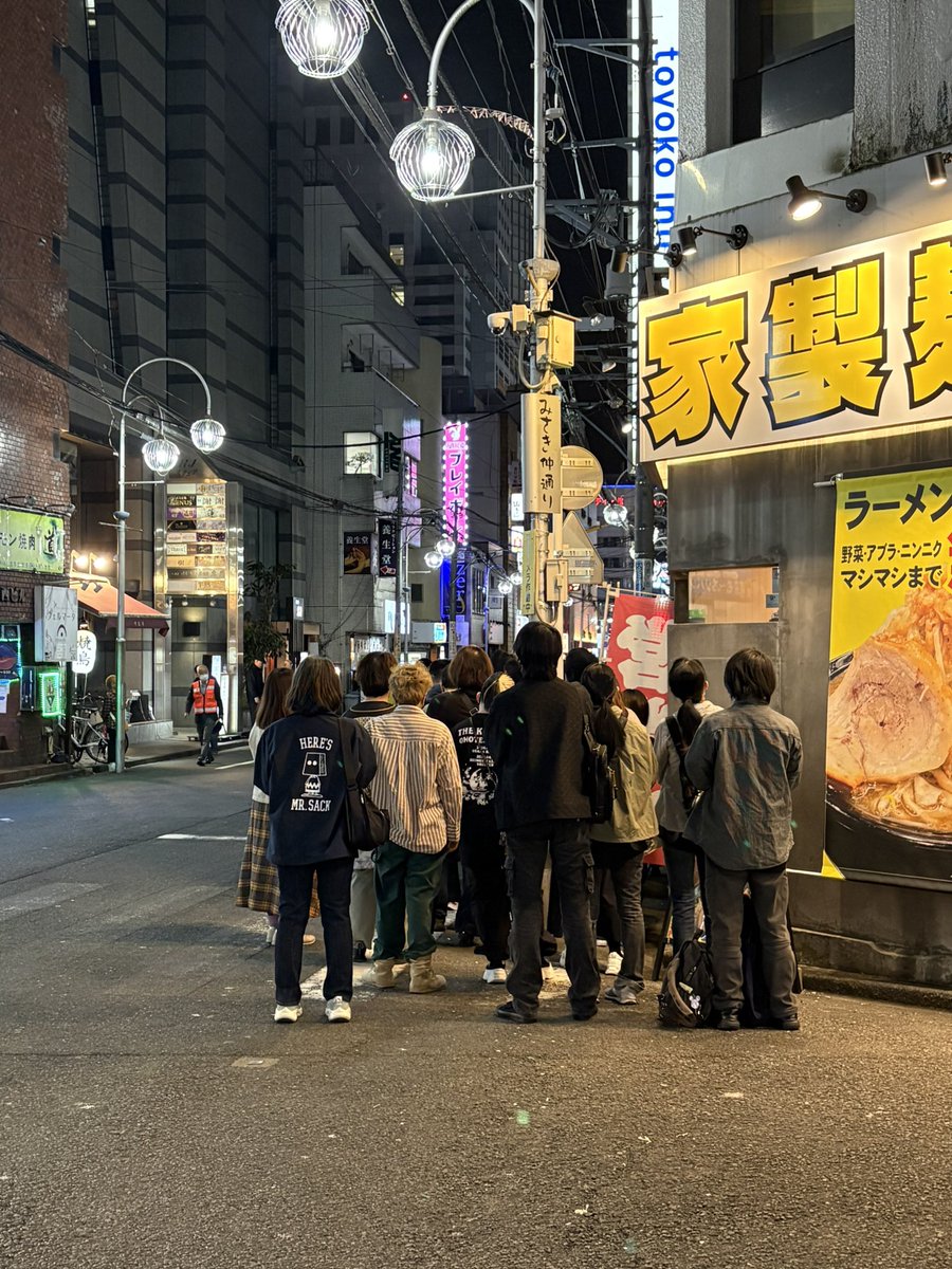 Sumagri479's tweet photo. 八王子三崎町マッチボックス
セックスマシンガンズドラマー/地元出身のトーマス君のお誕生日のライブに行きました。
地元民ならよく知ってる…
ここしかない…
👄誘惑の交差点は人の行列！🚗一時的に車通れなかったくらいです。(ちなみにちょっと離れた所には倖田來未さんのファン用のキャバクラがあります)
🍊農家の味方！『みかんのうた』だけ聞いて帰ろうと思いきや、ソールドアウト満員で出るにも出れず最後まで楽しみました！(ちなみに私はニューロティカのファンクラブ会員)
トーマス君の数年間の頑張りにより八王子の男性ファンが増えたと思います。お勤め帰りの綺麗なファッションの女性も増えた様に感じました。
トーマス君のファンサービスでふじやのお菓子プレゼントひとつ頂きました！