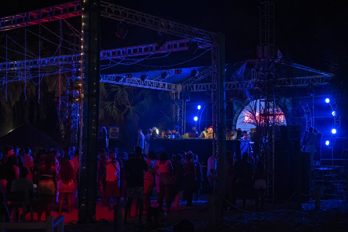 shangatatu's tweet image. Cooking like this like that at MUZE OPEN AIR sunrise Day 2. Delighted and full of gratitude for this gift. We’ve come a long way and going a longer way🙏🏾

📸 XFLOWSTATE

#shangatatutherapy #art #djlife