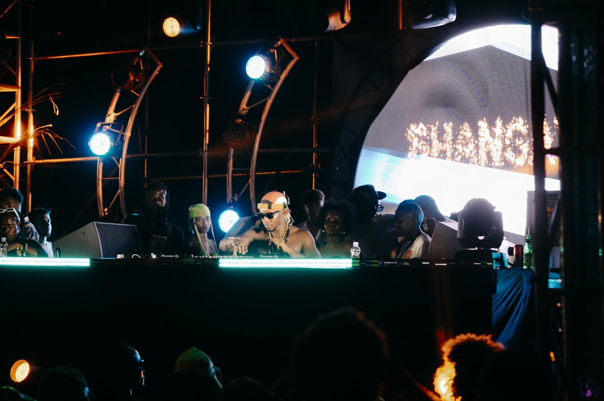 shangatatu's tweet image. Cooking like this like that at MUZE OPEN AIR sunrise Day 2. Delighted and full of gratitude for this gift. We’ve come a long way and going a longer way🙏🏾

📸 XFLOWSTATE

#shangatatutherapy #art #djlife