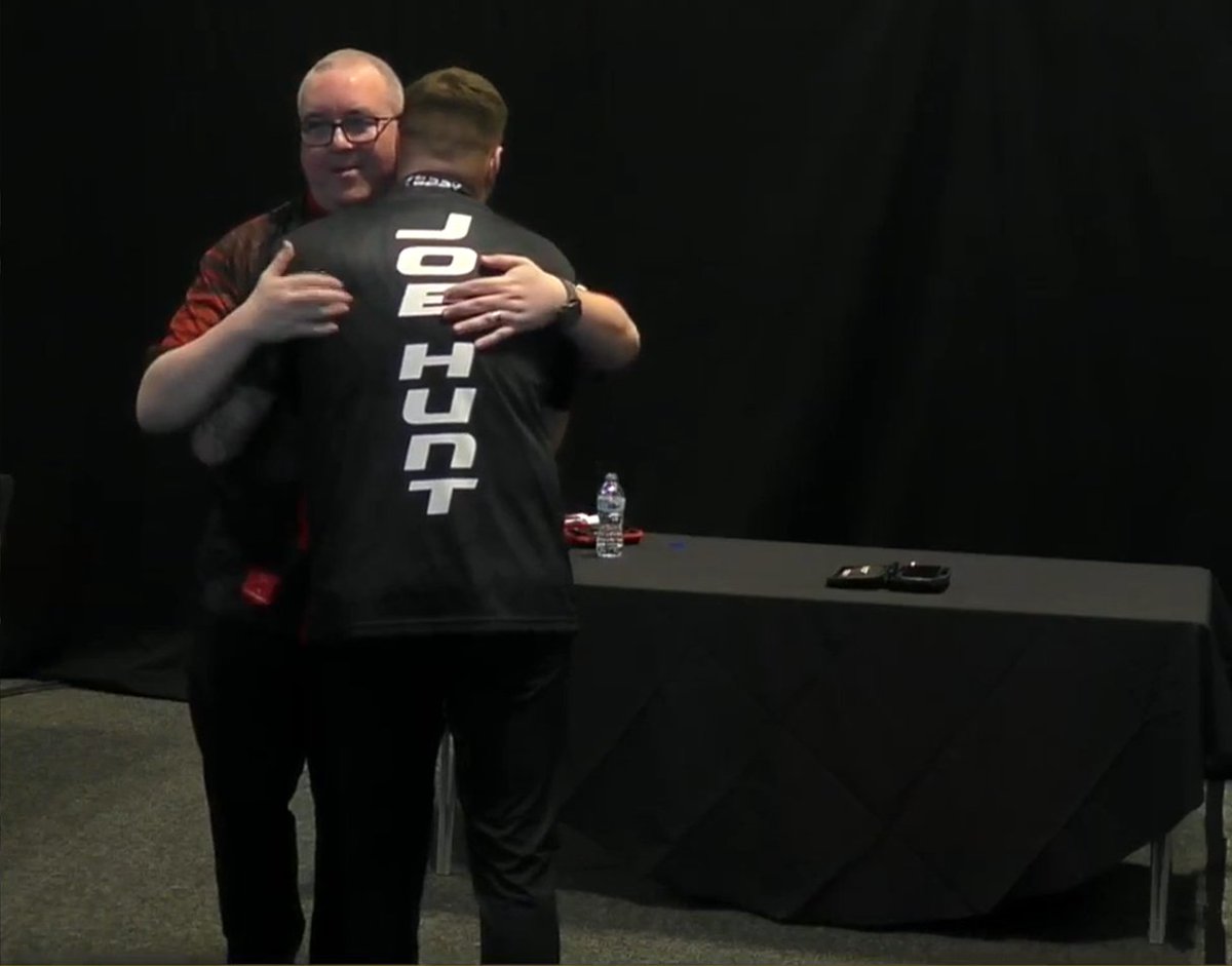 livedarts's tweet photo. 𝗛𝗨𝗡𝗧 𝗛𝗔𝗟𝗧𝗦 𝗧𝗛𝗘 𝗕𝗨𝗟𝗟𝗘𝗧 🤝

World number 123 Joe Hunt knocks out fifth seed Stephen Bunting (88.03) 6-4 despite averaging just 81.6 as he seals a spot in the Last 16 ✅ https://t.co/70LfTqMHei