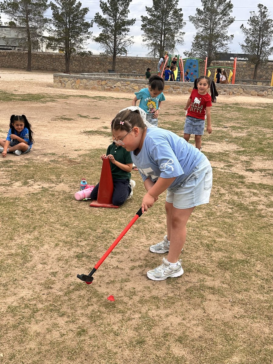 CoachColby_HHES's tweet photo. Mini Golfers in the making. 🤭⛳️🏌️🏌️‍♀️ https://t.co/HaHu5bi4hn