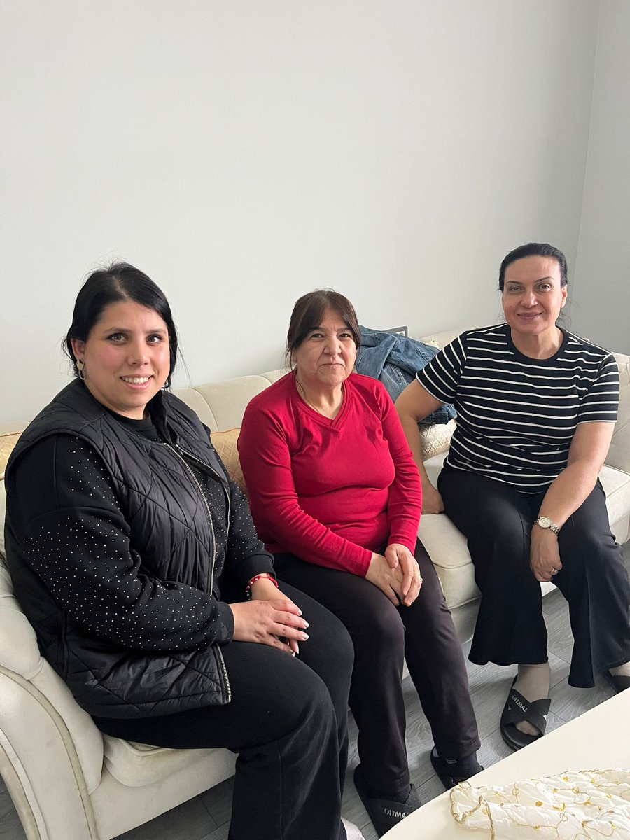 📍Çekmece Mahallesi 

AK Parti Defne Kadın Kolları Teşkilatımızla birlikte Nazira AKSAKAL ve kıymetli ailesini  ziyarette bulunduk.
Samimi bir ortamda gerçekleştirdiğimiz buluşmada, kardeşlik ruhunu birlikte paylaştık.
Nazik misafirperverlikleri için kendilerine teşekkür ediyoruz