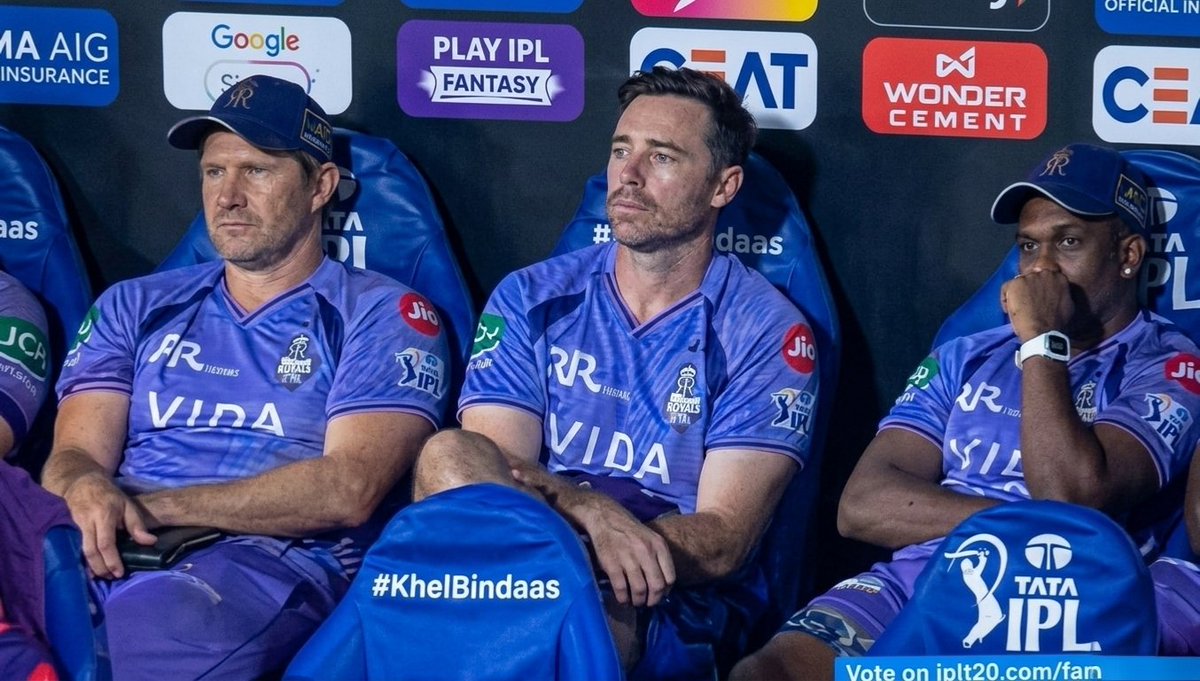 NeecheSeTopper's tweet photo. damn sure deep down they are watching the match not as kkr staff but csk players 😭 https://t.co/6XTHlFtNJm